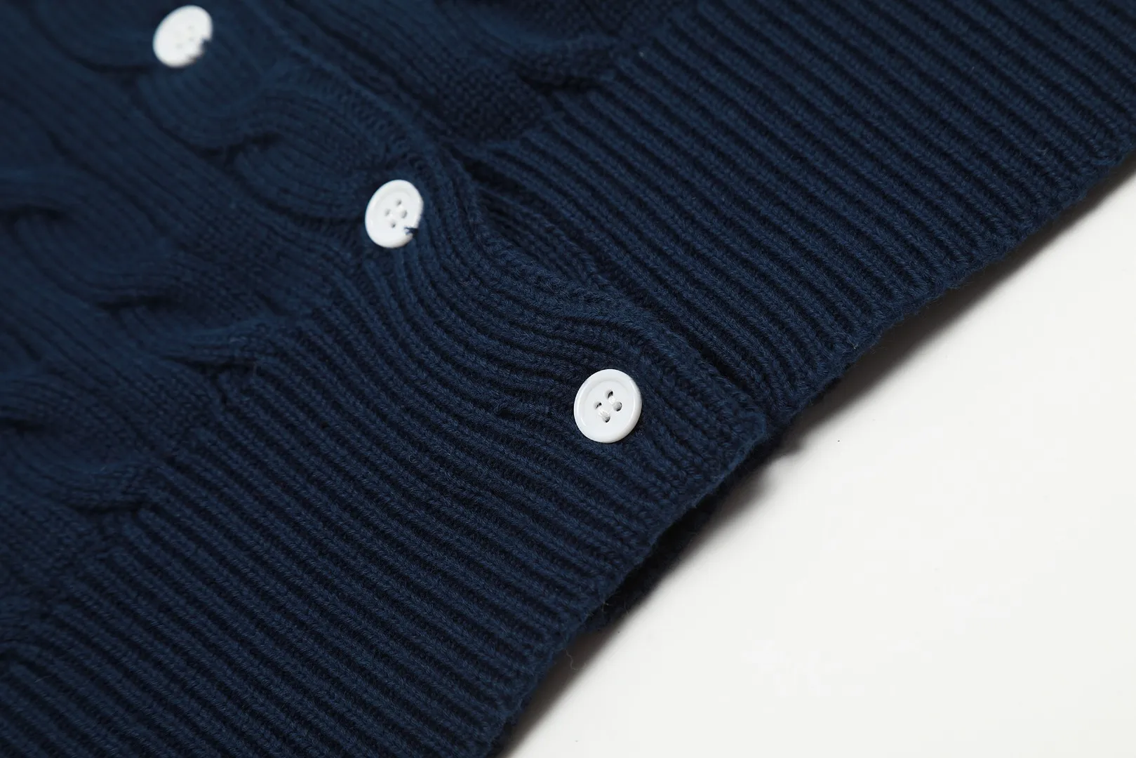 🅿️176 "Top quality" Style number: DS021# (not off the shelves all year round) [Ralph Lauren round neck cardigan solid color pony embroidered logo knitted short sleeves] ✅Ralph Lauren classic basic versatile all-season cardigan knitted short sleeves ✅Main supplier platform live broadcast Wholesale entities Replenish when out of stock Not off the shelves ✅ZP quality 1:1 version Scan the code to enter the GF website Counter quality ✅Details and quality are the only one in Guangzhou. Imported quality cotton yarn, focusing on high-end, cost-effective. Needless to say good quality. ✅The version is restored to the original order. The maximum size can be worn up to 160 pounds. Loose, comfortable and stress-free.